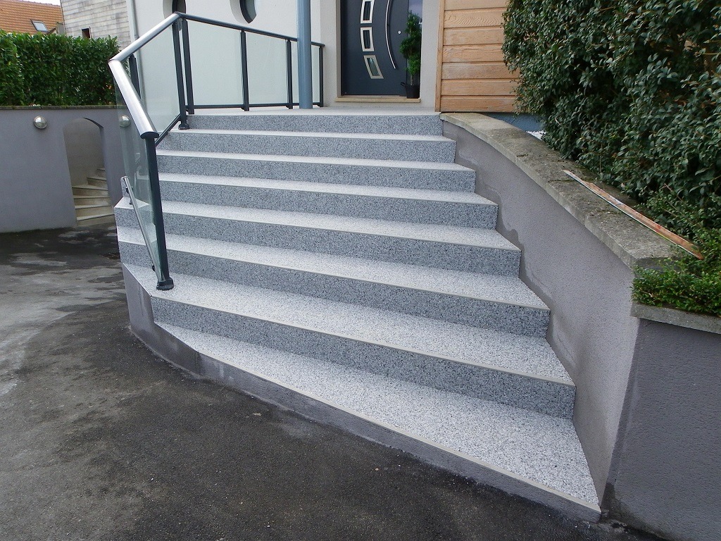 Moquette de pierres grise escalier